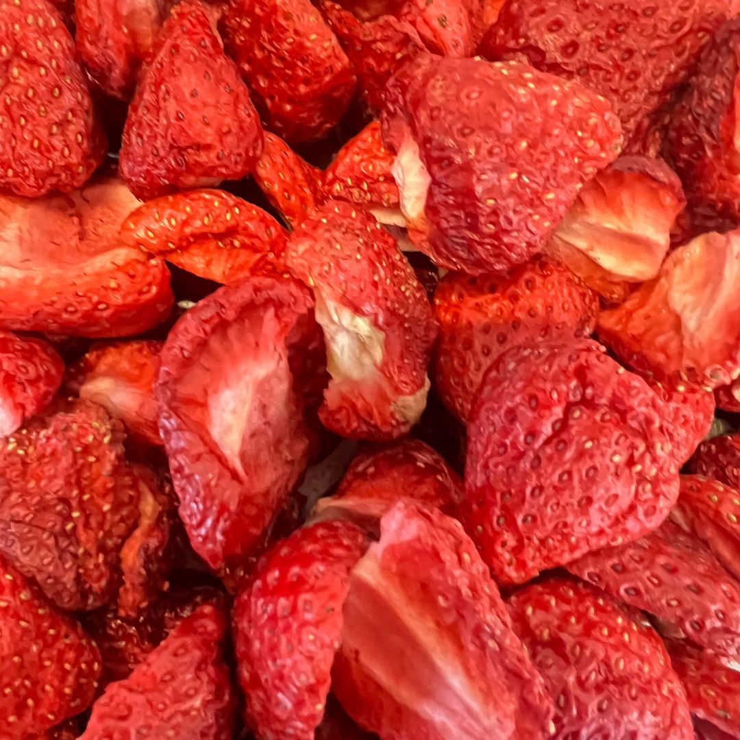 freeze-dried-strawberries-snacks-treats-healthy-natural-nutritreat-nutriboom-pets1