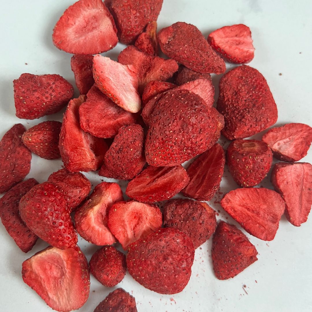 freeze-dried-strawberries-snacks-treats-healthy-natural-nutritreat-nutriboom-pets1